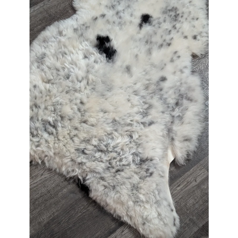 Luv5 large 44 x 27 plush spotted icelandic sheepskin rug with soft white wool and medium black spots