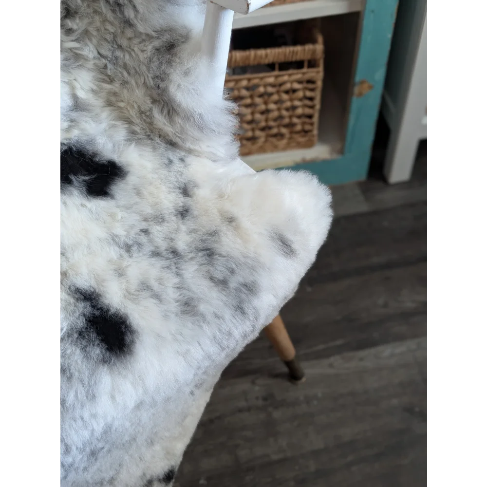 Luv5 large 44 x 27 spotted icelandic sheepskin chair cover in white and black faux fur for cozy style