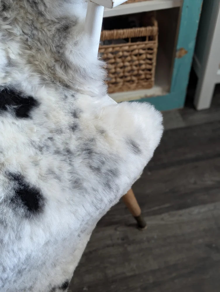 Luv5 large 44 x 27 spotted icelandic sheepskin chair cover in white and black faux fur for cozy style