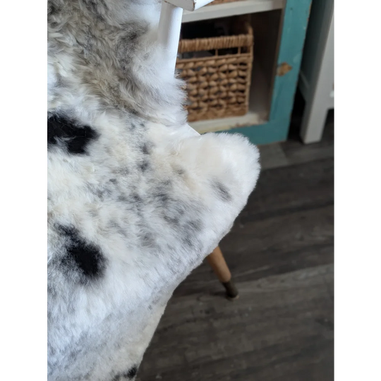 Luv5 large 44 x 27 spotted icelandic sheepskin chair cover in white and black faux fur for cozy style