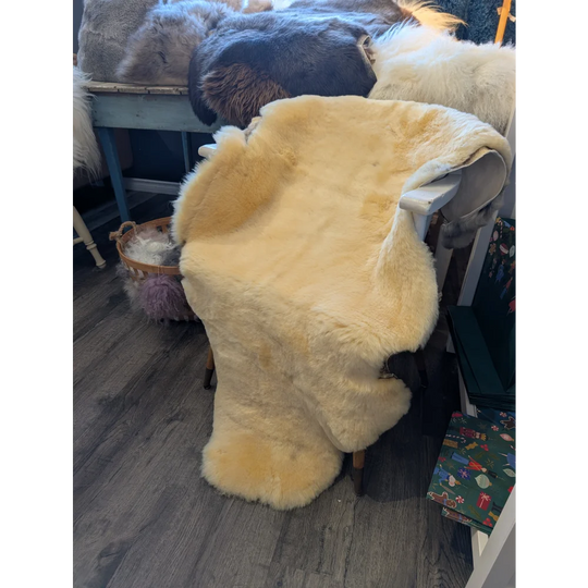 M19❤️  54"x 31" Massive Medical Sheepskin