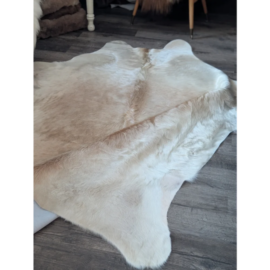 Medium 190 angus oliver large cowhide rug in cream and white with very soft fluffy texture perfect for beautiful rugs
