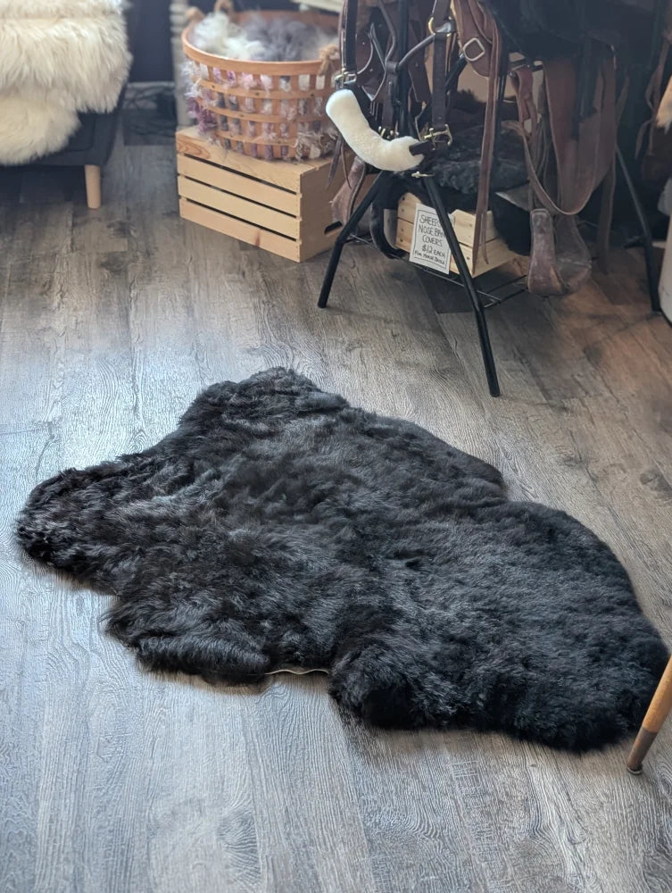 Natural blacky brown short wool icelandic sheepskins with fluffy texture and irregular edges wool icelandic sheepskins