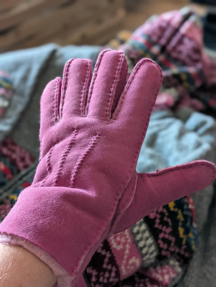 Brilliant shade pink sheepskin gloves, ten pairs with plush lining and stitching