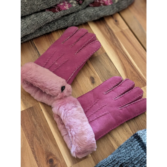 Ten pairs of brilliant shade pink sheepskin gloves with fur lining
