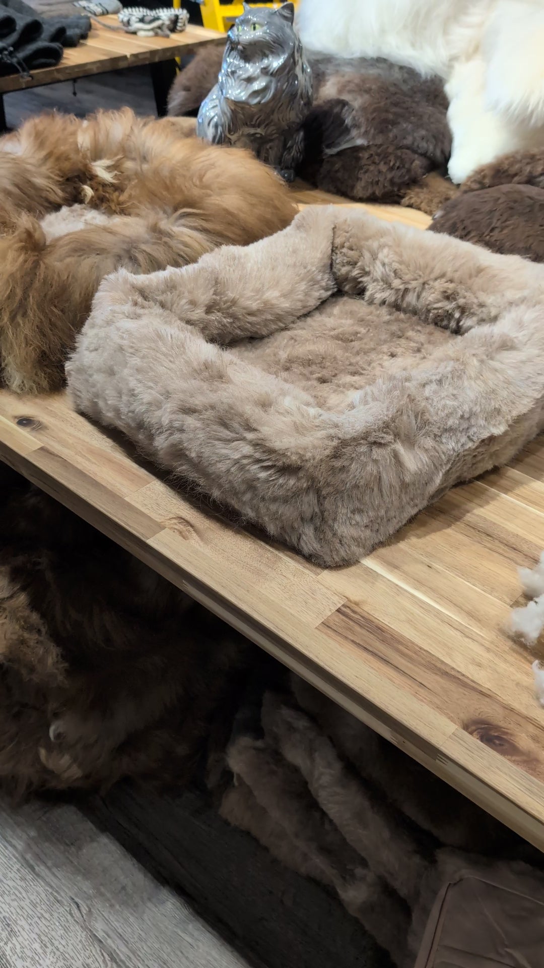 Lits courts en laine et peau de mouton pour animaux de compagnie. EN SPÉCIAL !