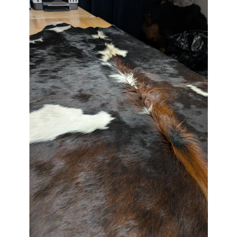 Extra large cowhide rug with reddish brown white fur, soft underfoot