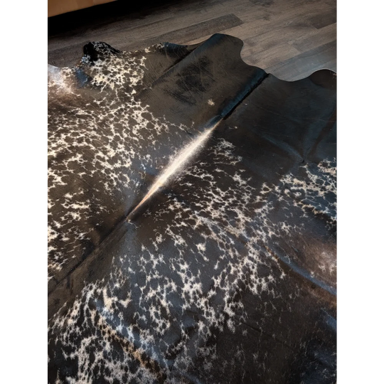 Beautiful extra large cowhide salt and pepper tricolour 94.5 x 80 with black and white speckled pattern and natural edge