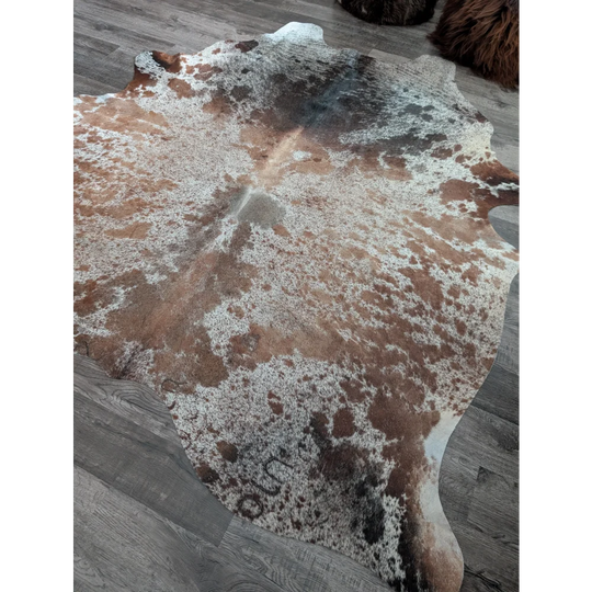 Brown and white extra large cowhide rug saltpebbrn203 with natural irregular edges perfect for beautiful rugs