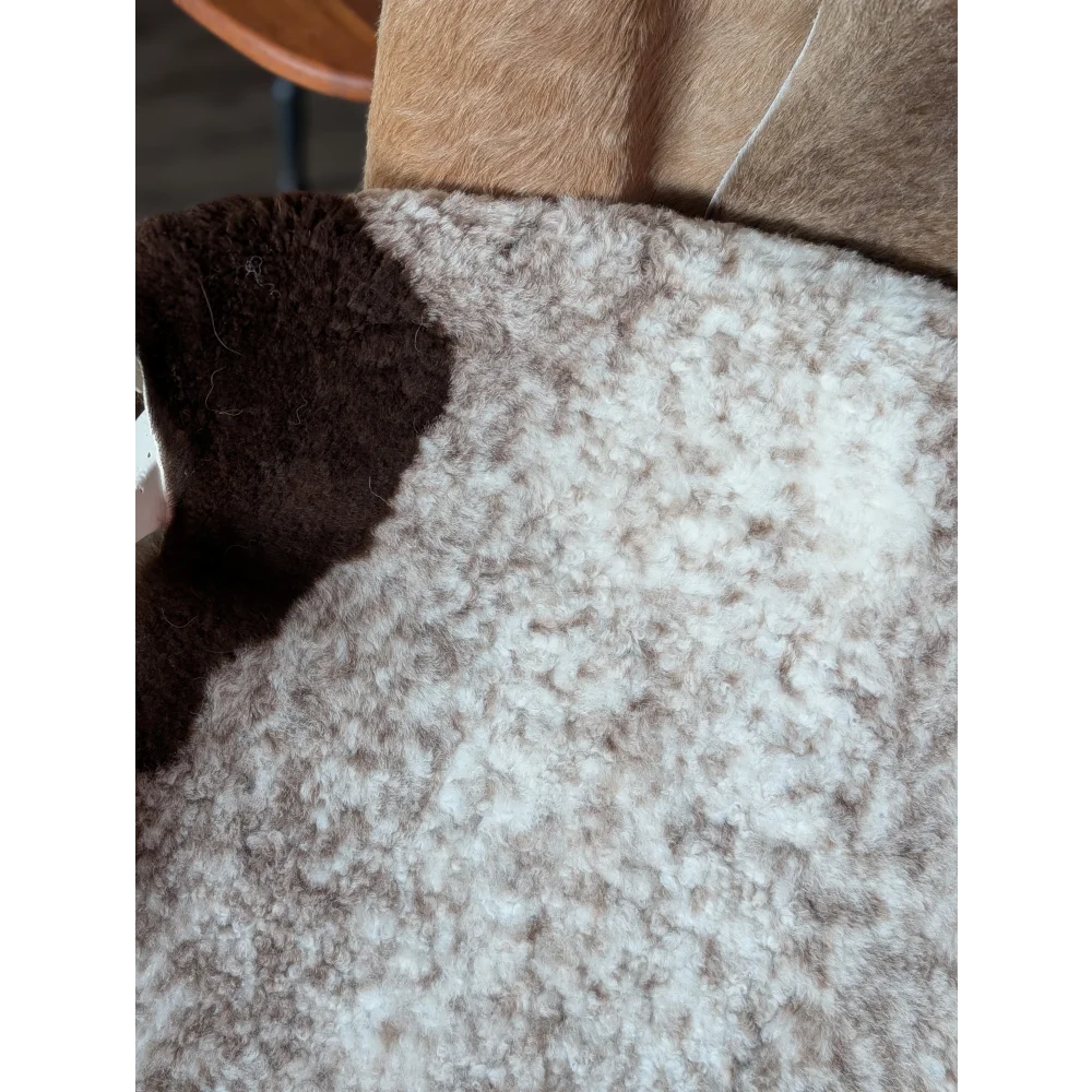 A cozy 39x26 inch tibet highland spotted sheepskin coat with soft white and brown fleece exterior grade a