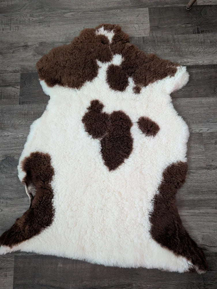 Brown and white fluffy tibet highland spotted sheepskin rug 41.5 x 25.5 inches grade a quality