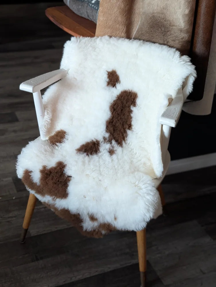 White and brown fluffy highland spotted sheepskin chair cover made from grade a tibet highland spotted sheepskin