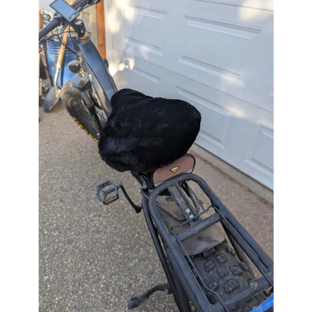 Black mesh sheepskin bicycle seat cover with elastic edges and reflective stripes
