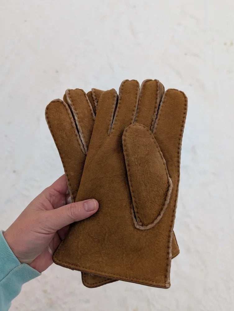 Soft Angus Oliver sheep’s wool gloves from Canada