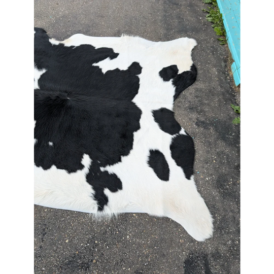 Large cowhide rug with black and white patches, natural leather texture, SMSp#385