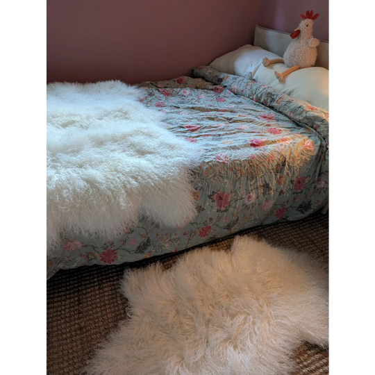 Gorgeous Angus Oliver Mongolian sheepskin rug, white fluffy wool texture