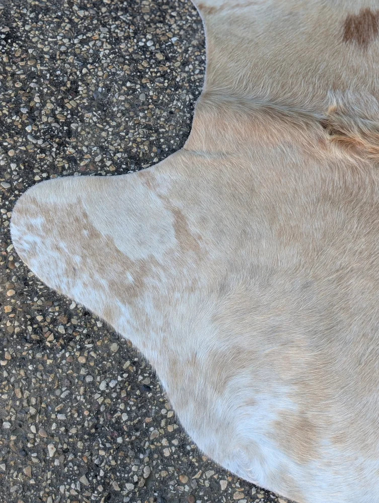 Sun7 86 x 64 large cowhide rug with lovely natural tones and unique mottled beige and light brown pattern