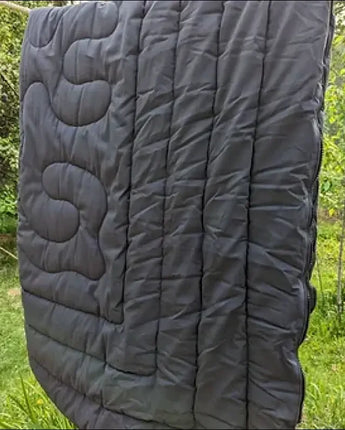 The ultimate sleeping bag with sheep’s wool stuffing GREY/RED
