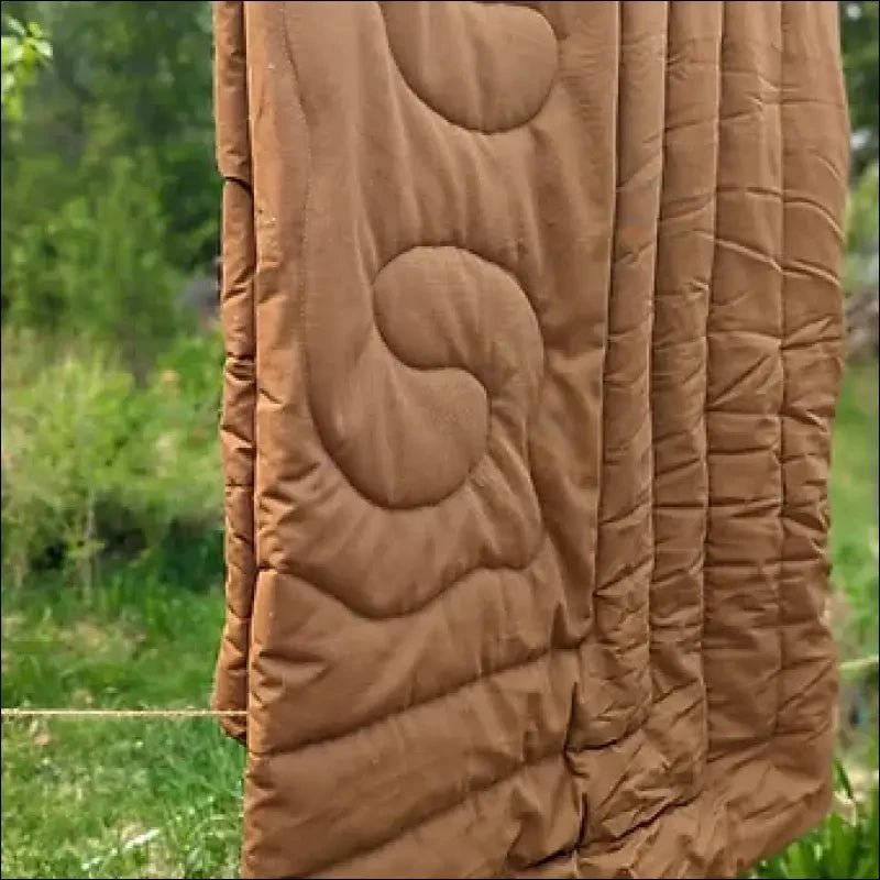 The ultimate sleeping bag with sheep’s wool stuffing MUSTARD/RED
