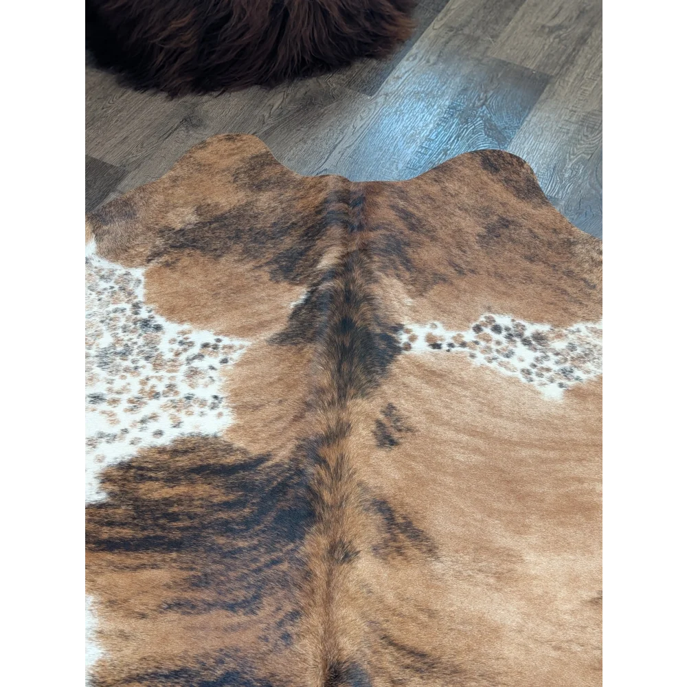 Extra large cowhide rug tri603 in brown and white spotted natural fur perfect for beautiful rugs lovers