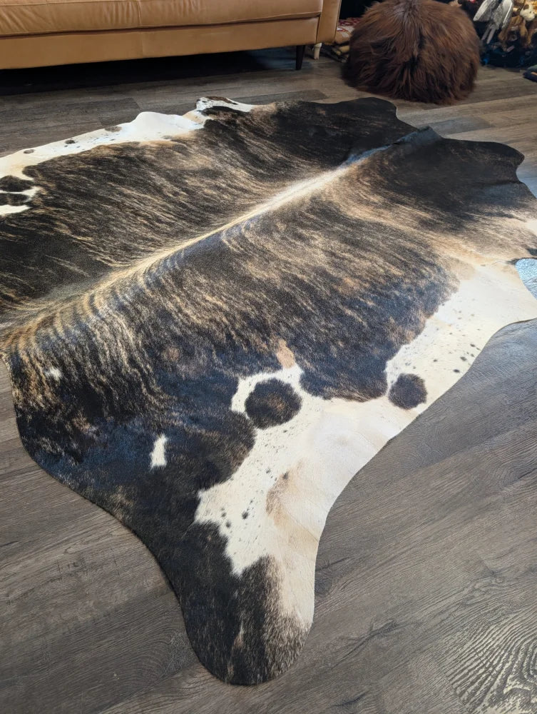 Tri605 extra large cowhide rug in natural black and white with textured irregular pattern perfect for beautiful rugs