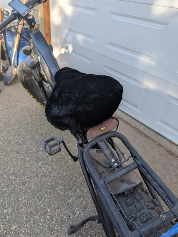 Black mesh sheepskin bicycle seat cover with elastic edges and reflective stripes