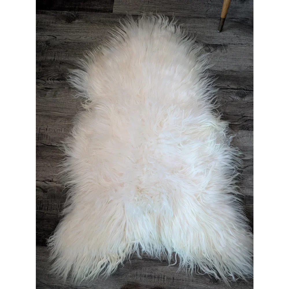 Soft Icelandic sheepskin rug with fluffy, natural fibers