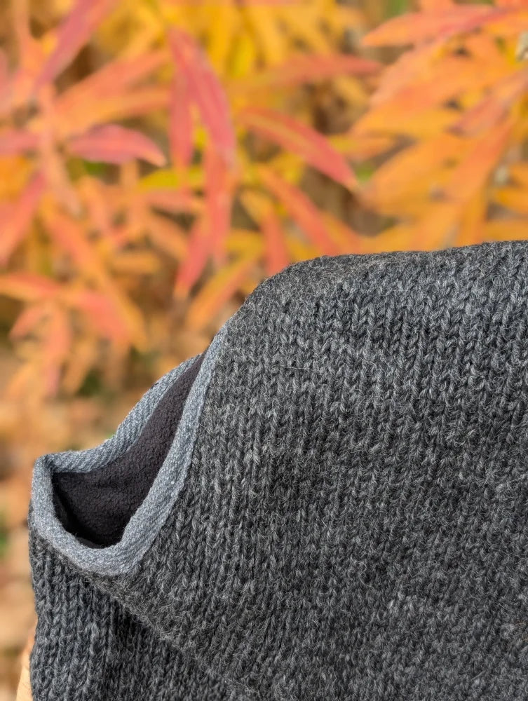 Cozy dark gray woolen jasper vest with ribbed neckline and soft fleece lining made from zealand wool